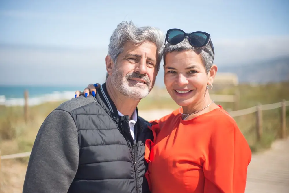 Pareja sonriendo al aire libre