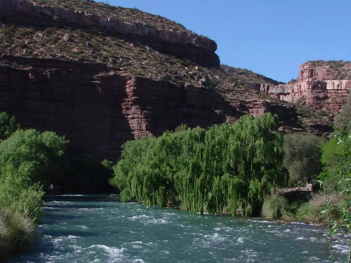 Río Atuel y sus paredes de roca en el Cañón del Atuel, San Rafael