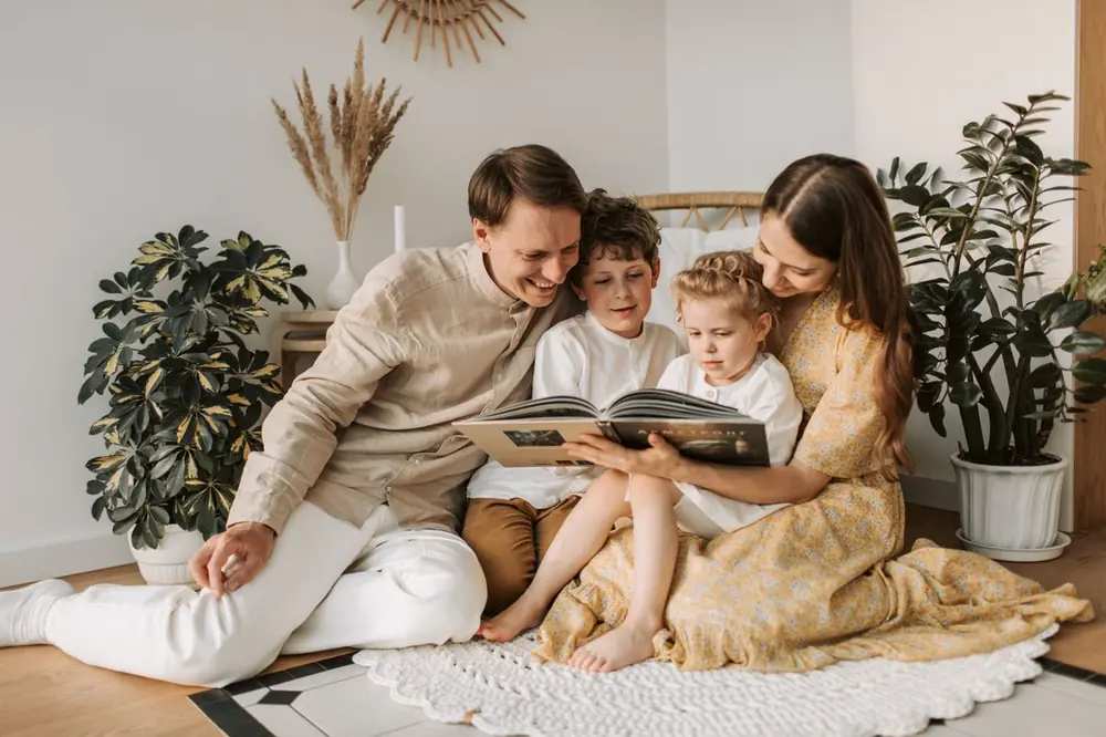 Familia leyendo un libro junta en el hogar